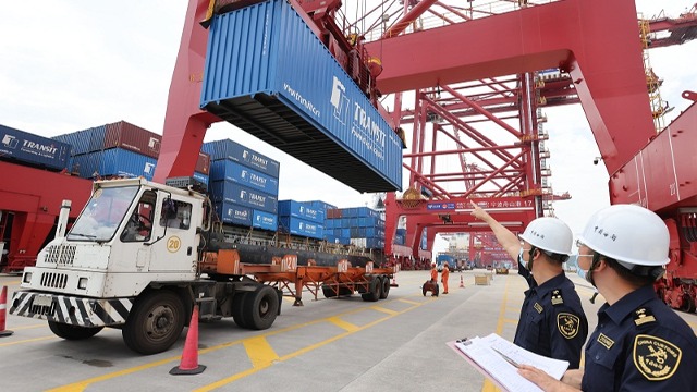 广澳港区实施进口花岗岩“船边直提”超万吨