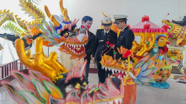 “中国龙”工艺制品加速游向海外，为当地华人带去节日氛围